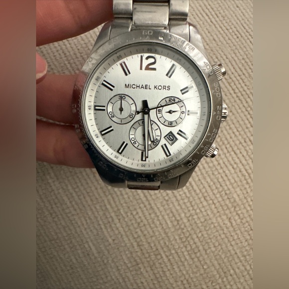 Michael Kors oversized Silver tone Watch - Picture 4 of 11